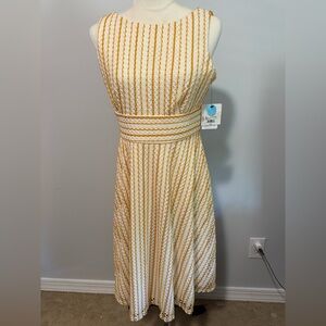 Liz Claiborne Dress Size 4
Cream and Mustard
Fully lined
New with Tags
